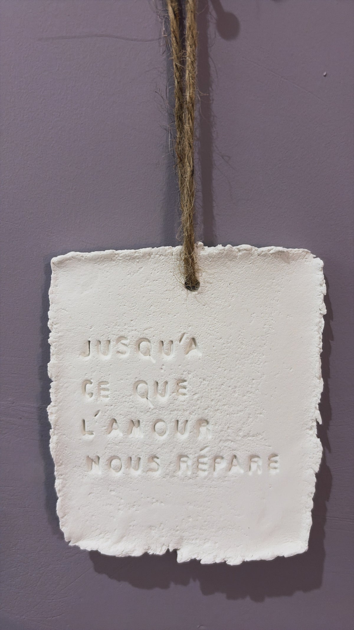 Plaque décorative « Jusqu’à ce que l’amour nous répare » - à suspendre ou à poser - argile - Taille S