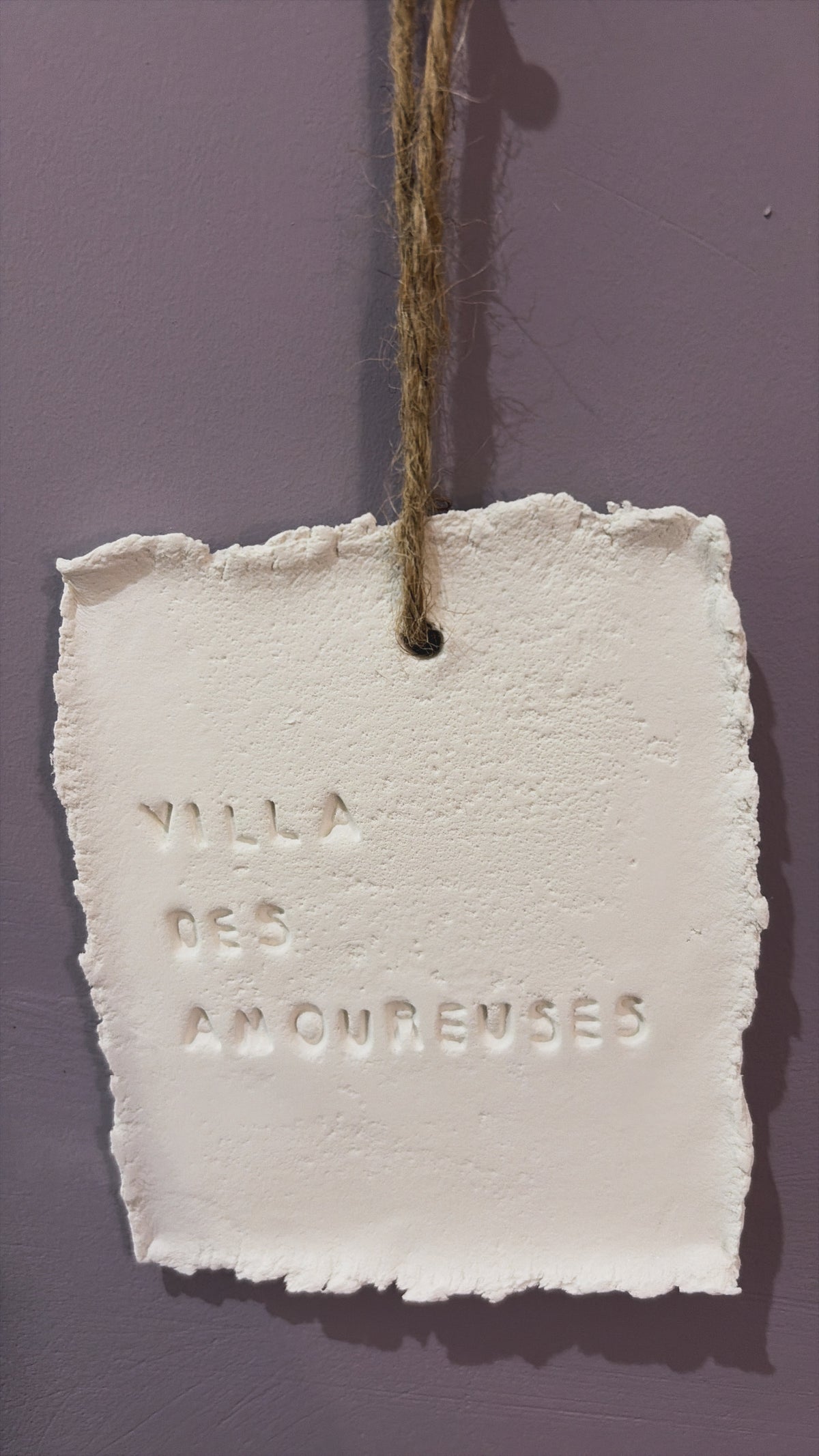 Plaque décorative « Villa des amoureuses » - à suspendre ou à poser - argile - Taille S