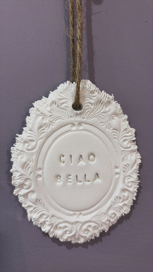 Plaque décorative « Ciao Bella » - à suspendre ou à poser - argile