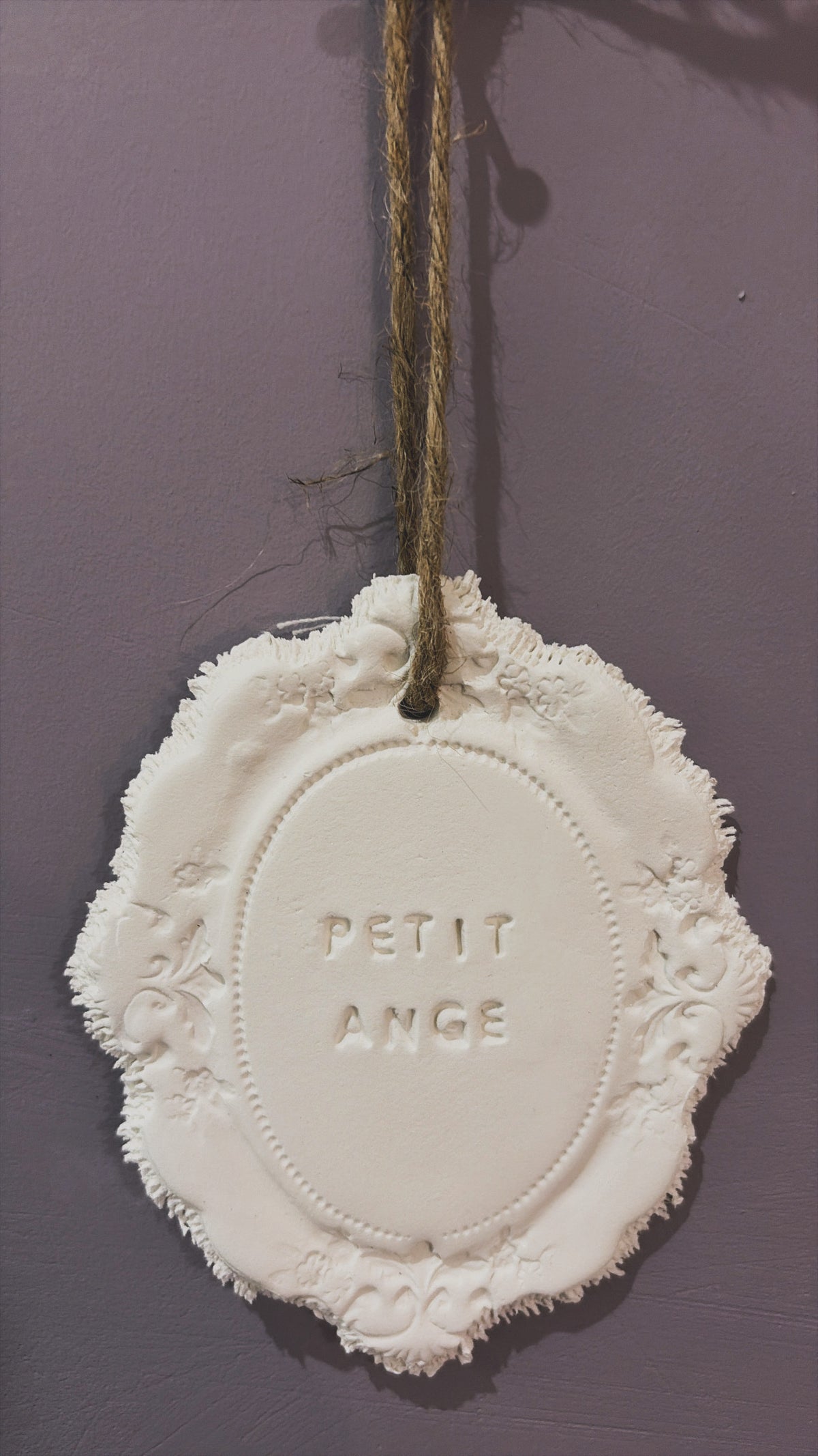 Plaque décorative « Petit ange » - à suspendre ou à poser - argile