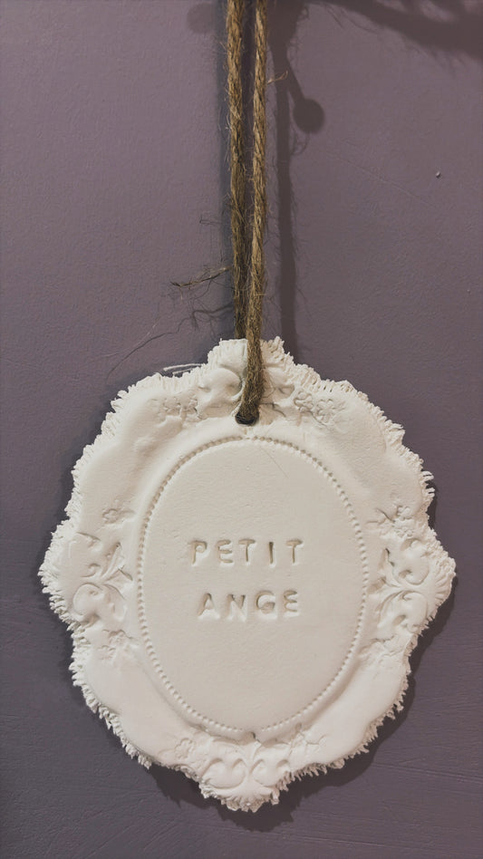 Plaque décorative « Petit ange » - à suspendre ou à poser - argile