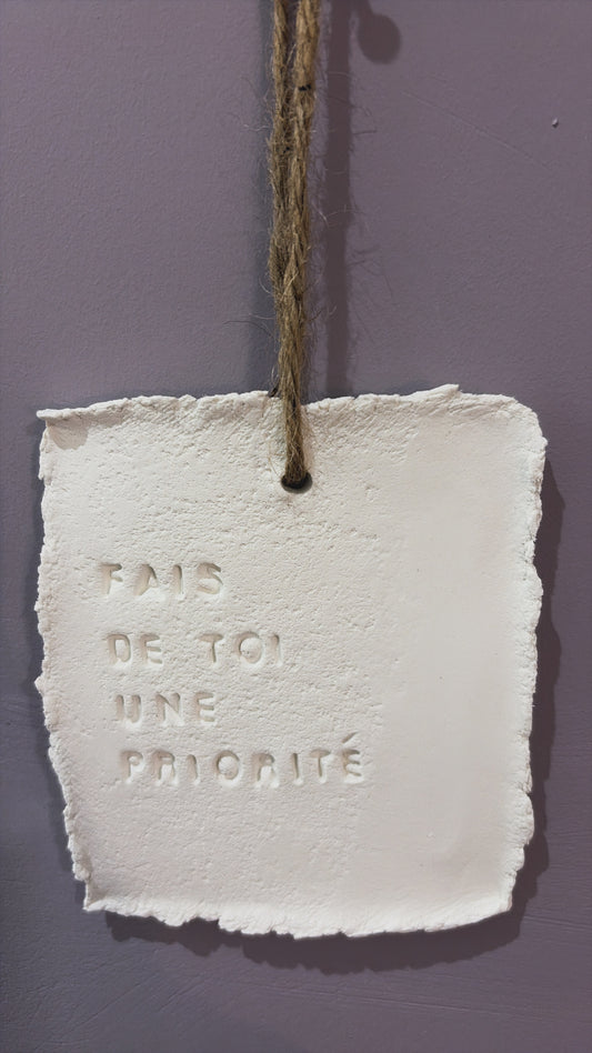 Plaque décorative « Fais de toi une priorité » - à suspendre ou à poser - argile - Taille S