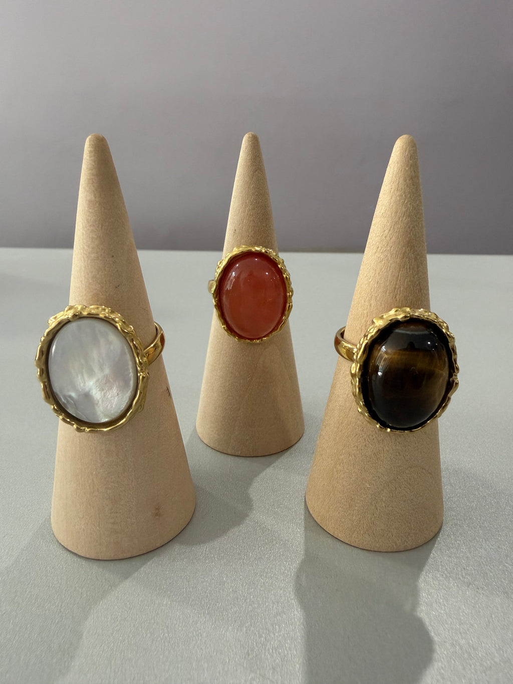 Bague Shaly - doré avec pierre blanche, rouge ou marron