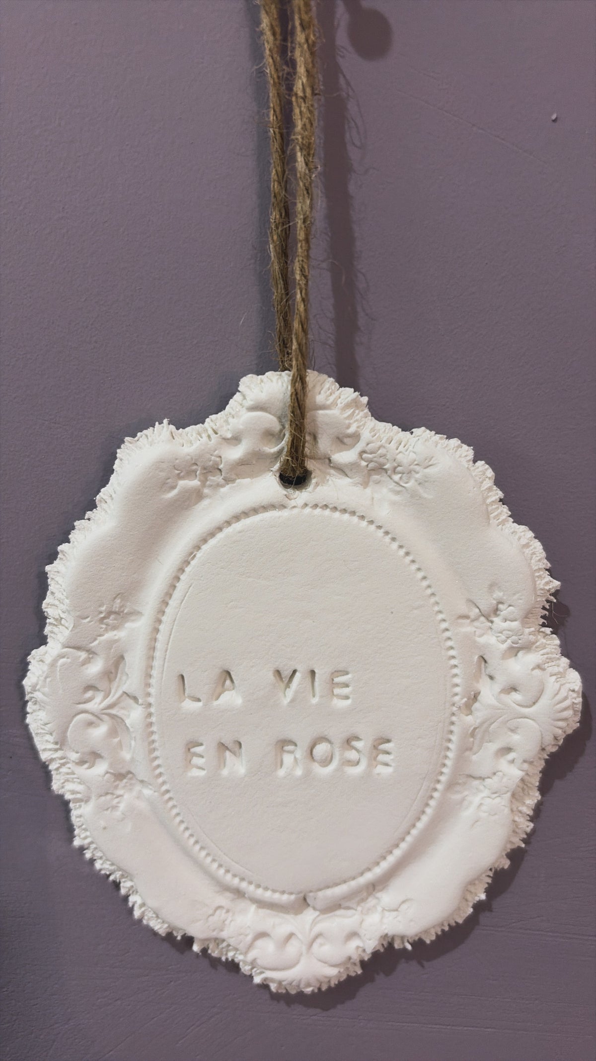 Plaque décorative « La vie en rose » - à suspendre ou à poser - argile