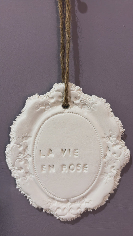 Plaque décorative « La vie en rose » - à suspendre ou à poser - argile