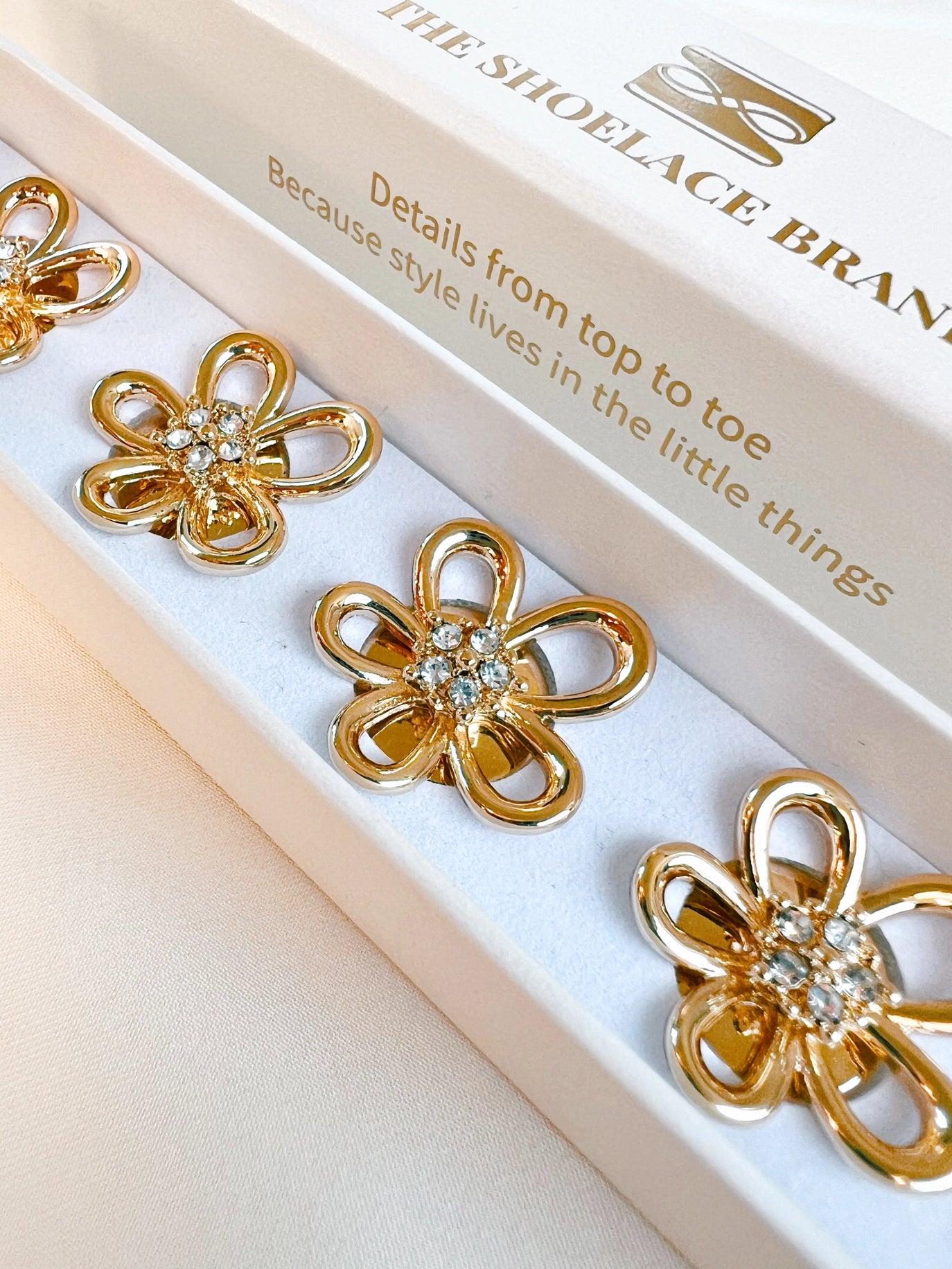 Tina - Bijou de bouton - Fleur dorée lumineuse