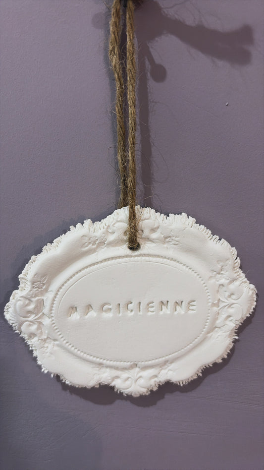 Plaque décorative « Magicienne » - à suspendre ou à poser - argile