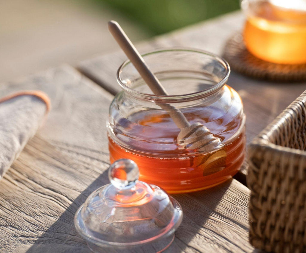 Pot à miel en verre avec cuillère en bois – 300 ml