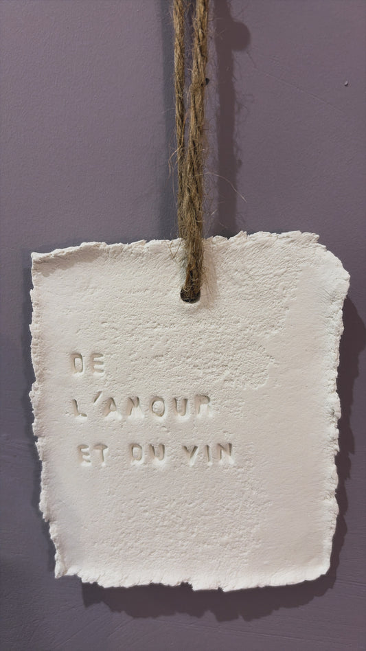 Plaque décorative « De l’amour et du vin » - à suspendre ou à poser - argile - Taille S