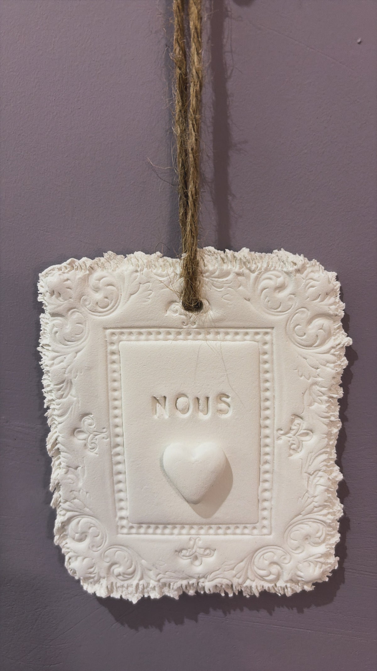 Plaque décorative « Nous 🤍 » - à suspendre ou à poser - argile