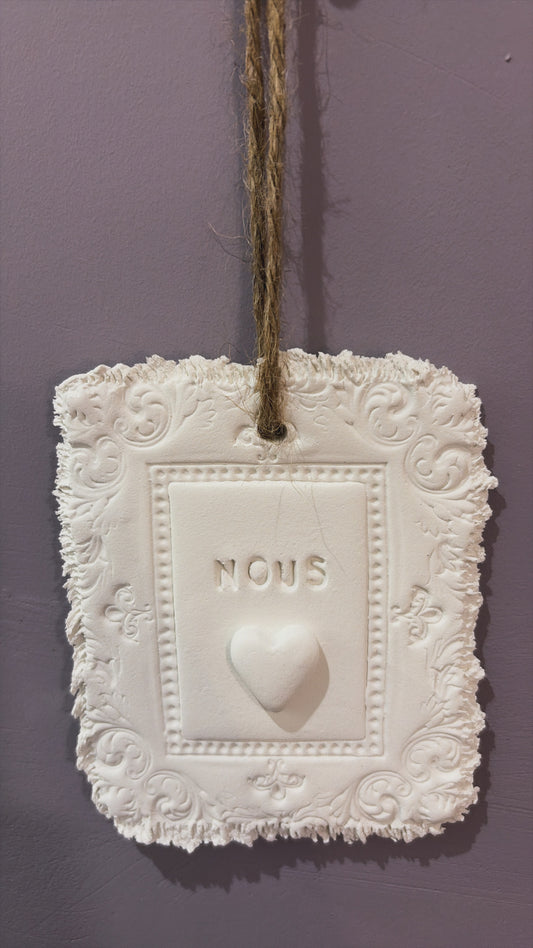 Plaque décorative « Nous 🤍 » - à suspendre ou à poser - argile
