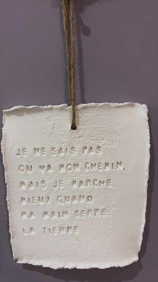 Plaque décorative « Je ne sais pas où va mon chemin mais je marche mieux quand ma main serre la tienne » - à suspendre ou à poser - argile - Taille XL