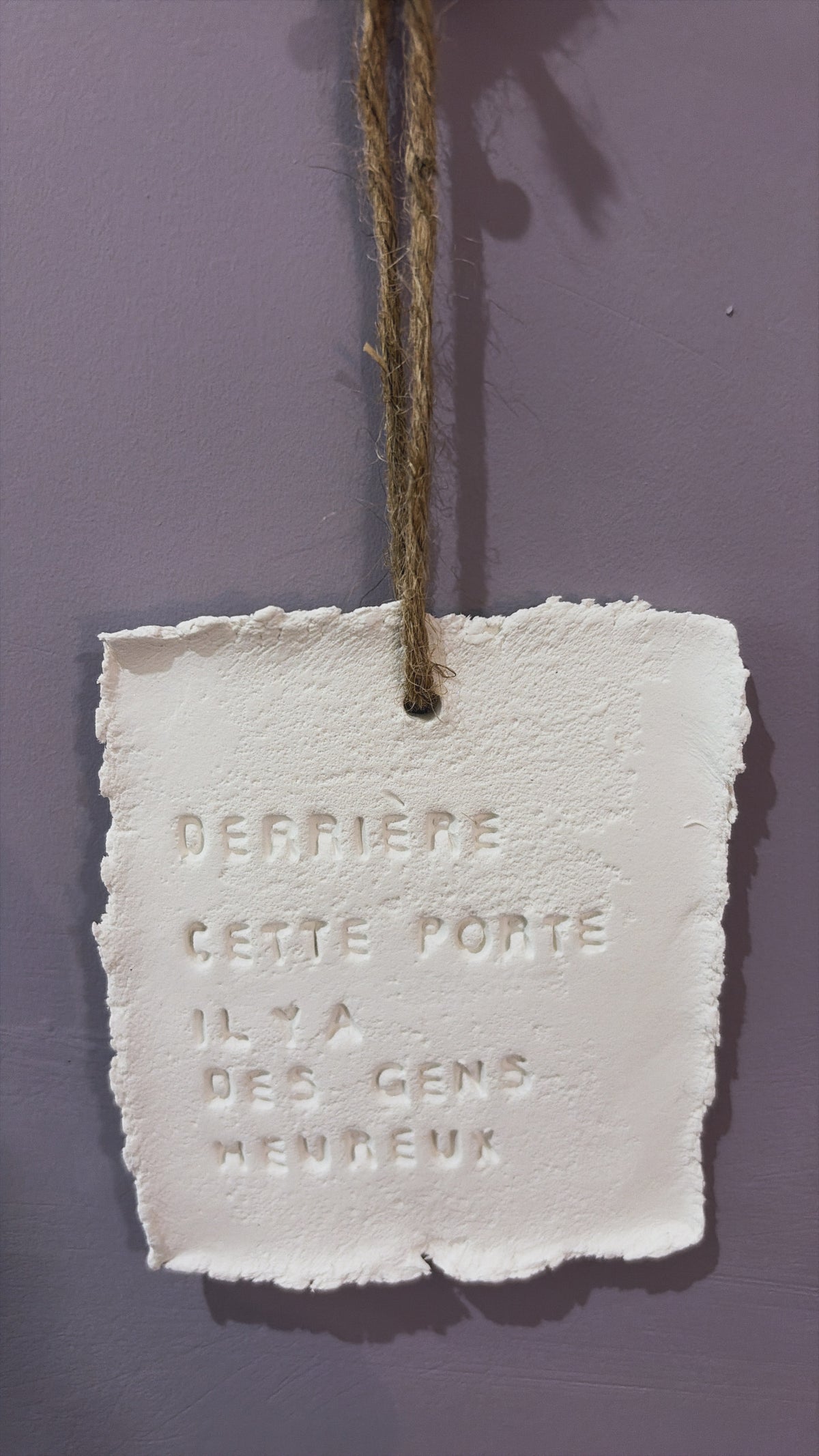 Plaque décorative « Derrière cette porte il y a des gens heureux » - à suspendre ou à poser - argile - Taille S