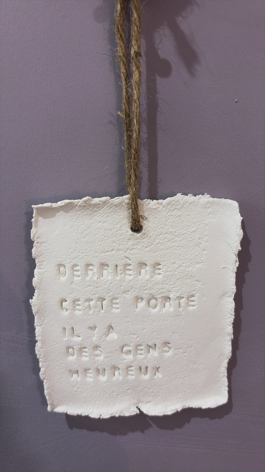 Plaque décorative « Derrière cette porte il y a des gens heureux » - à suspendre ou à poser - argile - Taille S