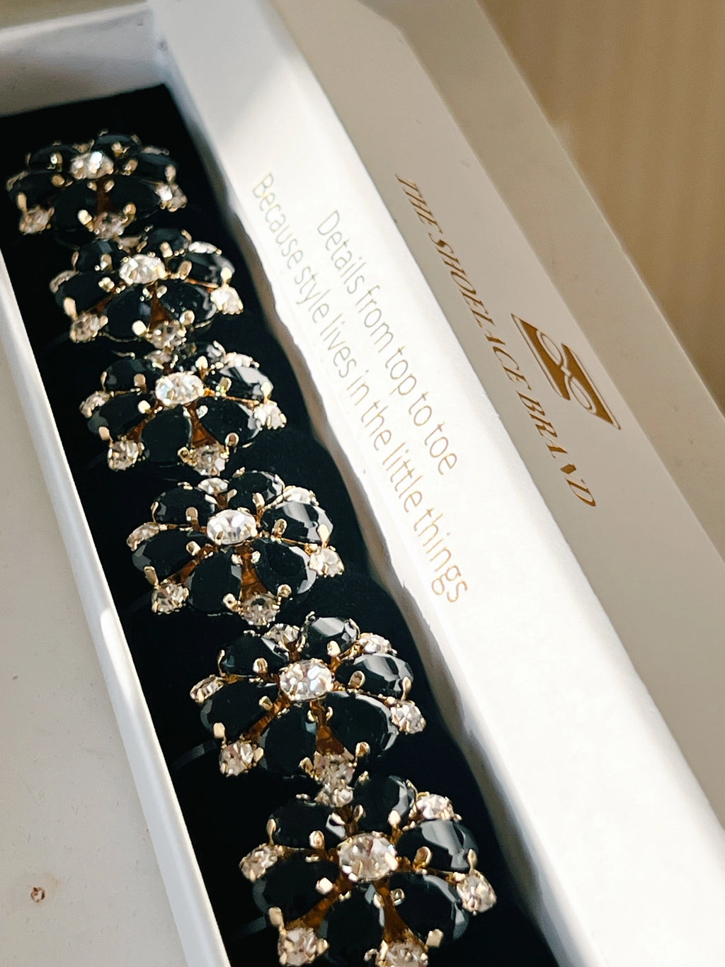 Maja - Bijou de bouton - Floral noir & cristal