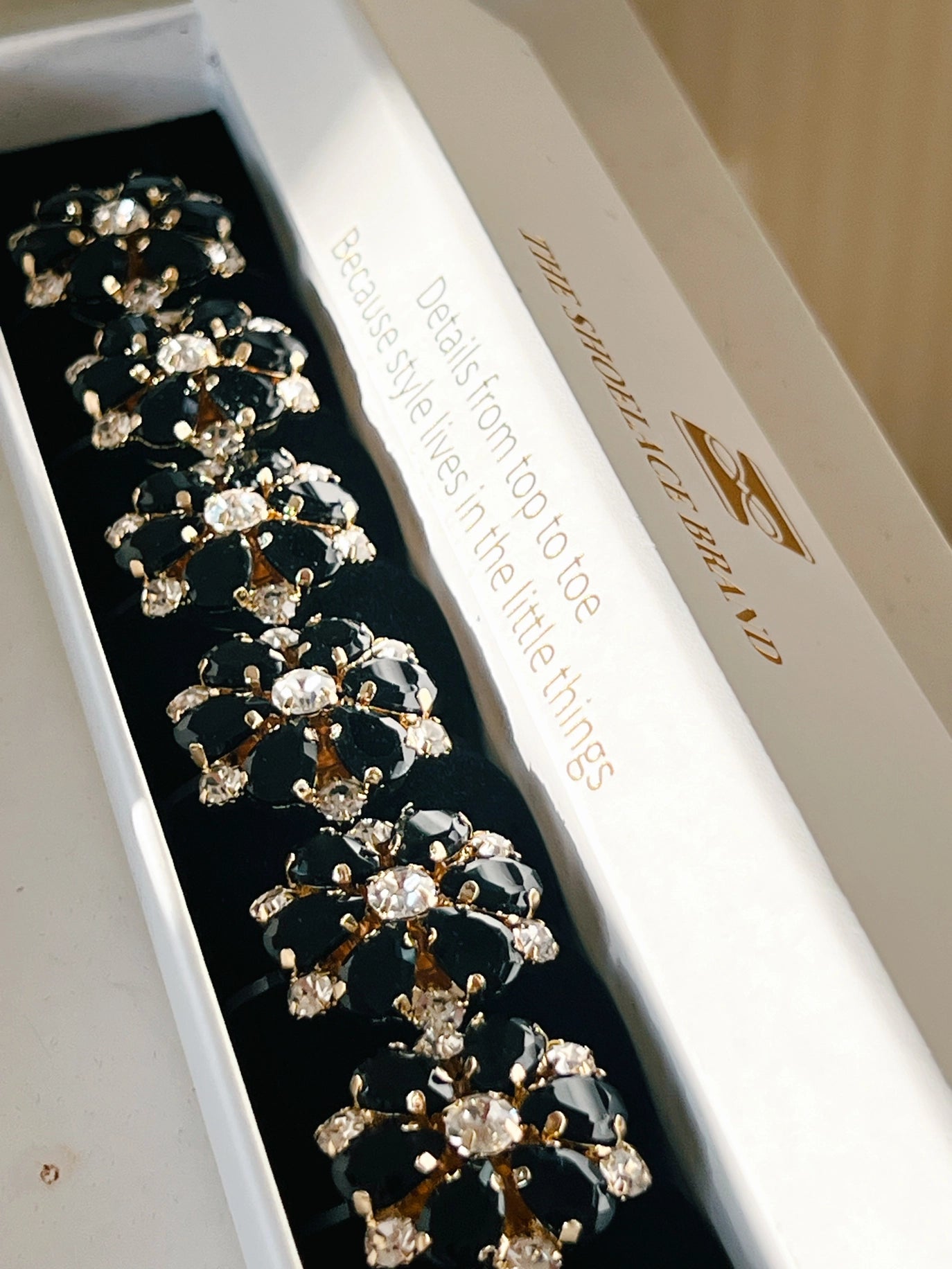 Maja - Bijou de bouton - Floral noir & cristal