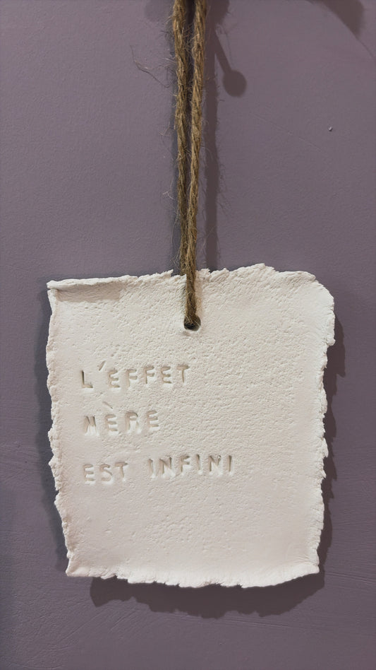 Plaque décorative « L’effet mère est infini » - à suspendre ou à poser - argile - Taille S