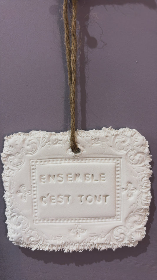Plaque décorative « Ensemble c’est tout » - à suspendre ou à poser - argile