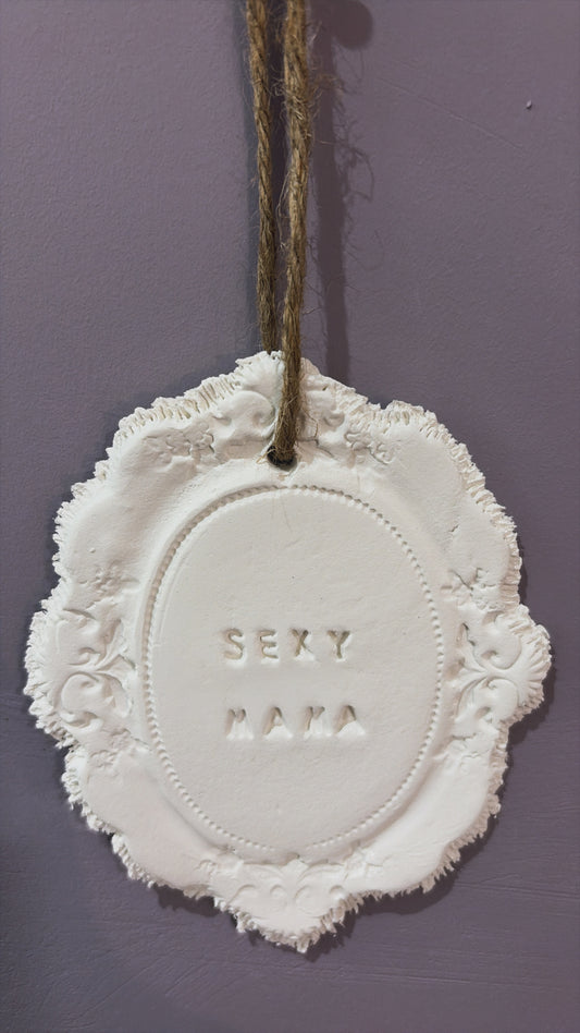 Plaque décorative « Sexy mama » - à suspendre ou à poser - argile