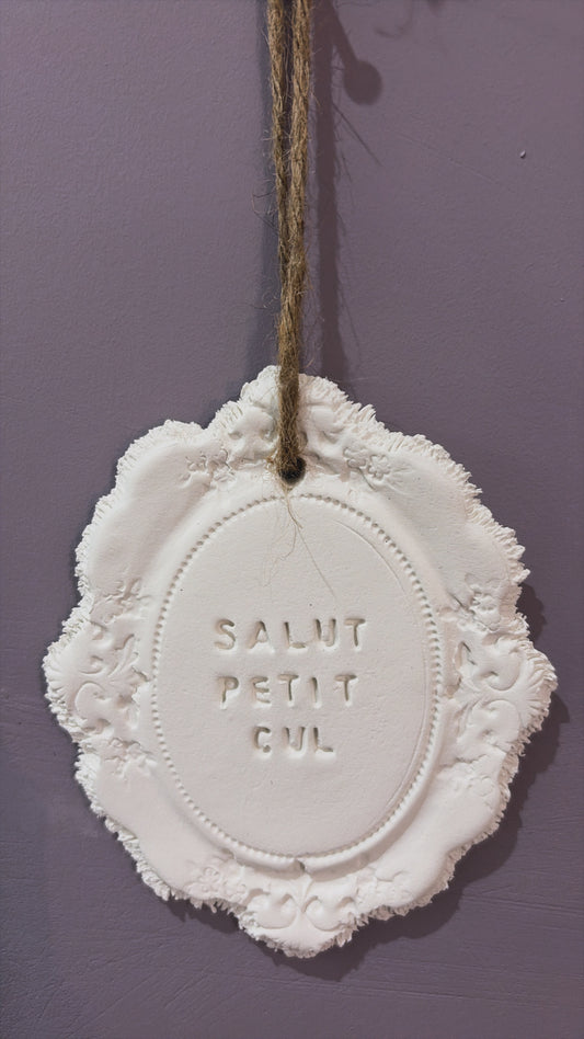 Plaque décorative « Salut petit cul » - à suspendre ou à poser - argile