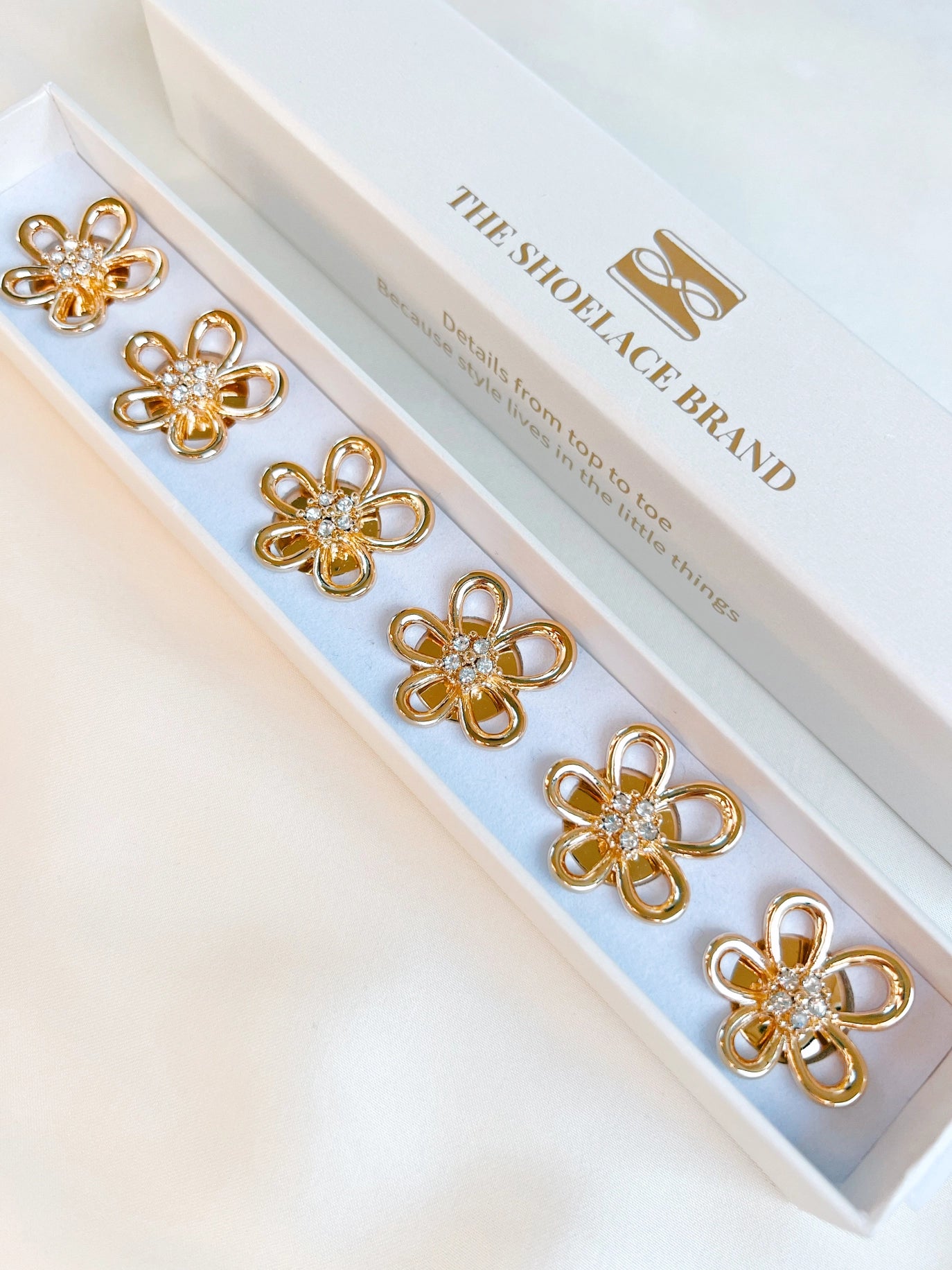 Tina - Bijou de bouton - Fleur dorée lumineuse