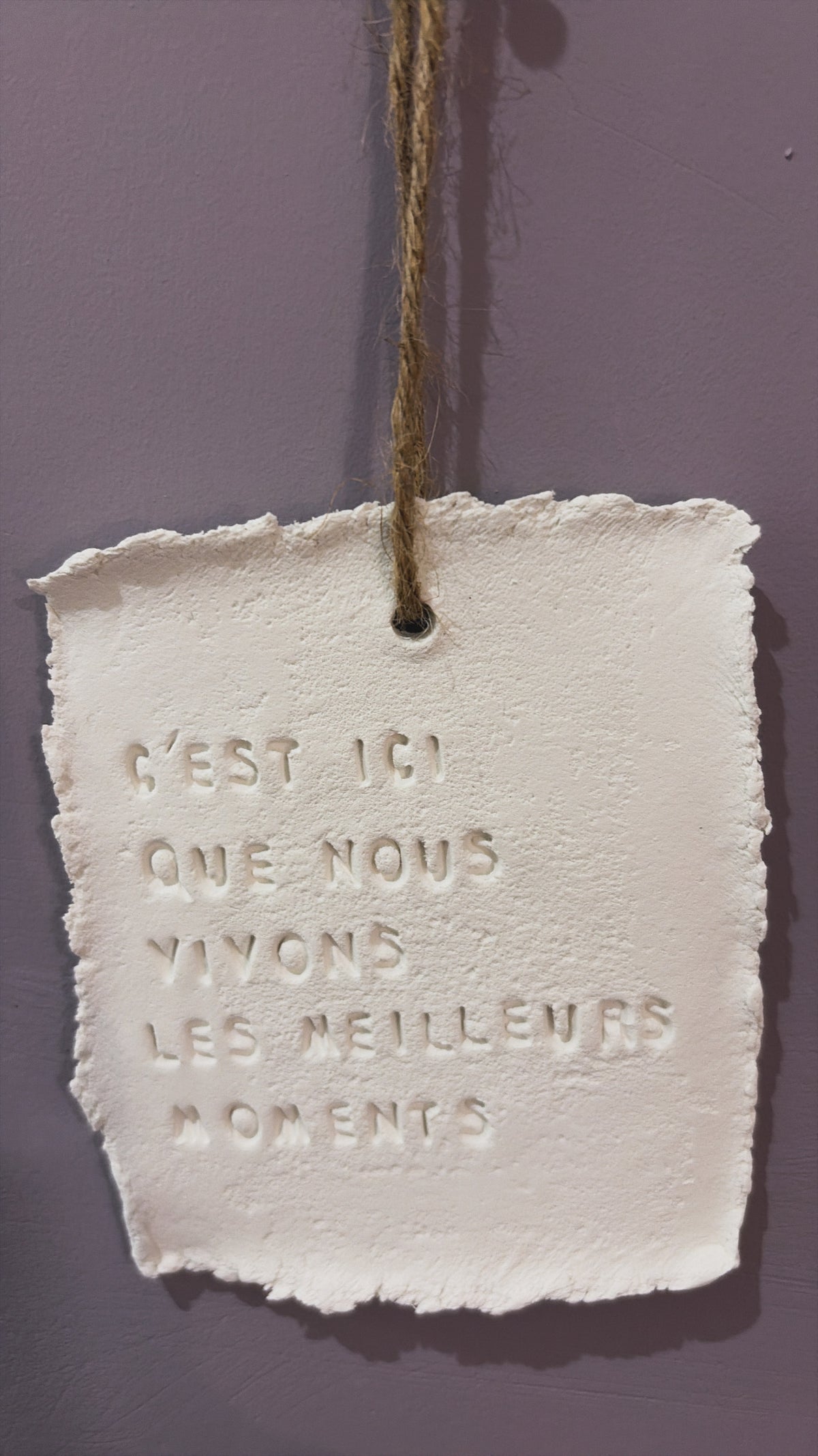 Plaque décorative « C’est ici que nous vivons nos meilleurs moments » - à suspendre ou à poser - argile - Taille S