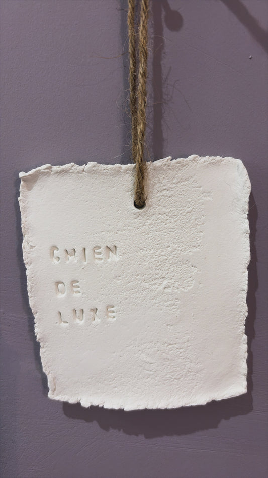Plaque décorative « Chien de luxe » - à suspendre ou à poser - argile - Taille S