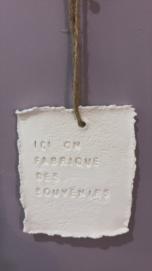Plaque décorative « Ici on fabrique des souvenirs » - à suspendre ou à poser - argile - Taille S