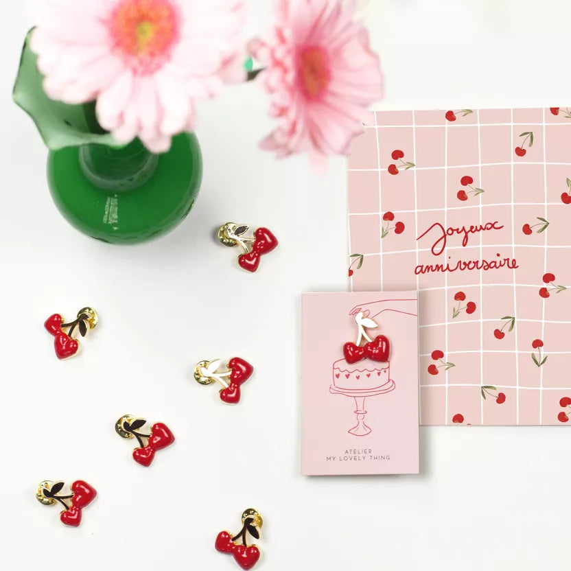 Pin’s « Belle de mai » - cerise - Anniversaire