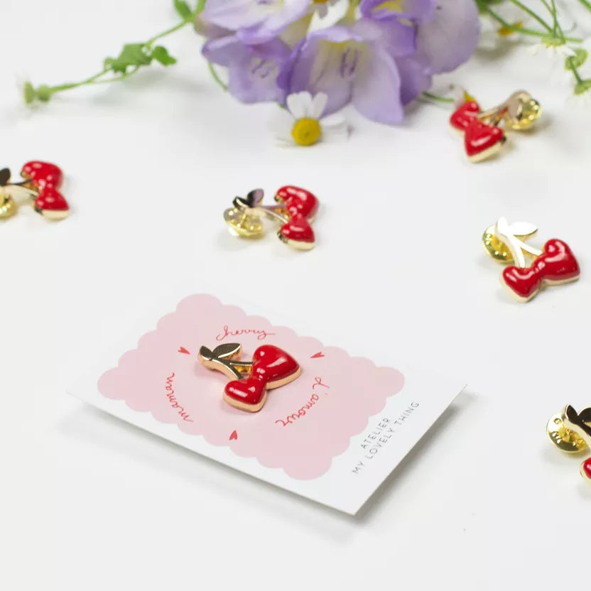 Pin’s « Belle de mai » - cerise - Fête des mères