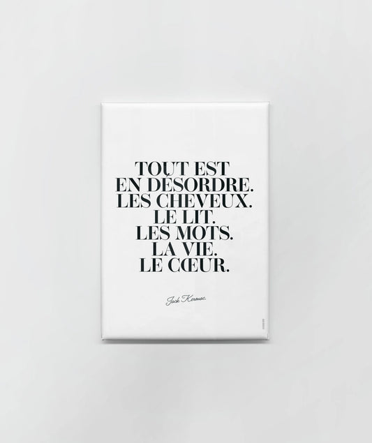 Magnet « Tout est en désordre. Les cheveux. Le lit. Les mots. La vie. Le cœur. »