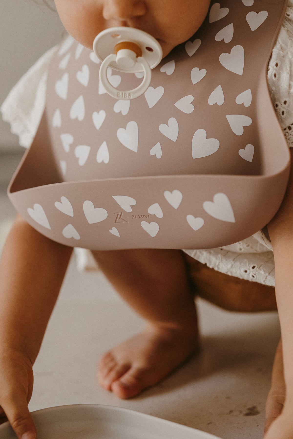 Bavoir en silicone - Love (taupe)