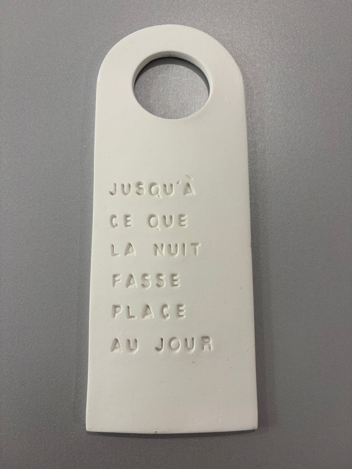 Plaque hôtel « Jusqu’à ce que la nuit fasse place au jour » - décorative et à parfumer