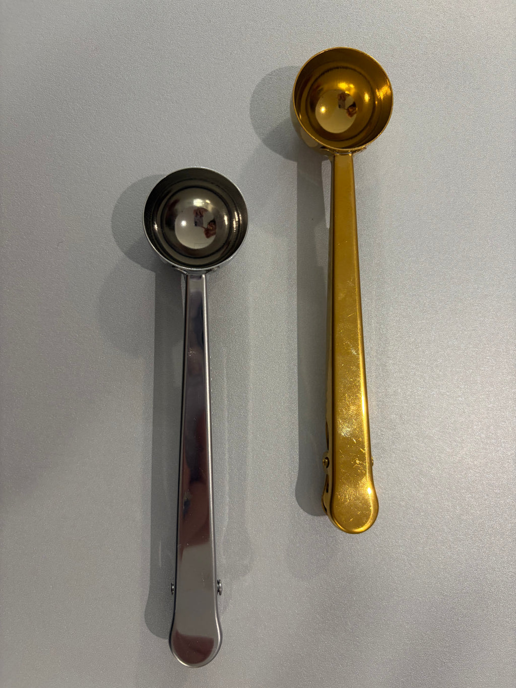 Pince à sachet avec cuillère doseuse