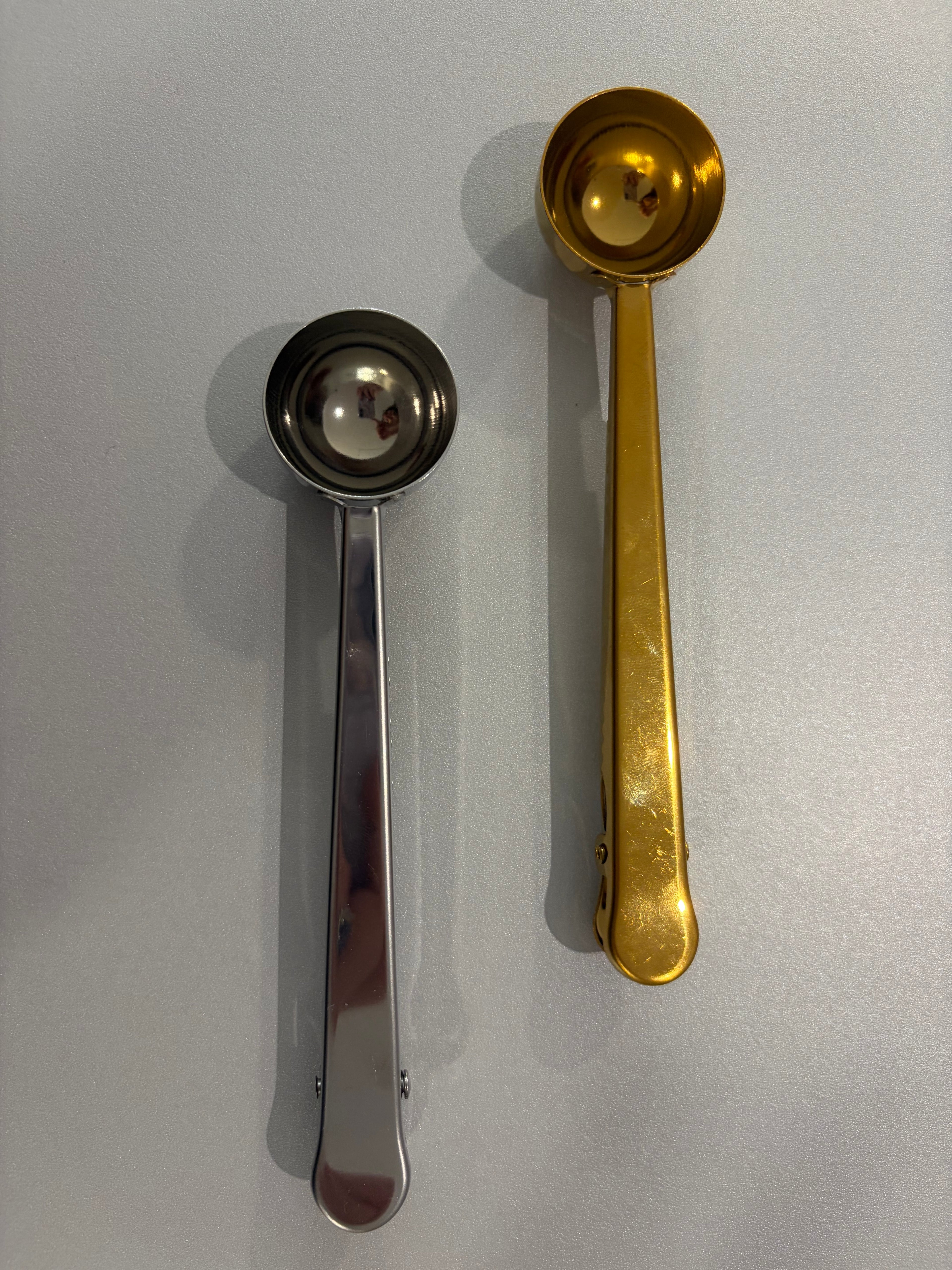 Pince à sachet avec cuillère doseuse