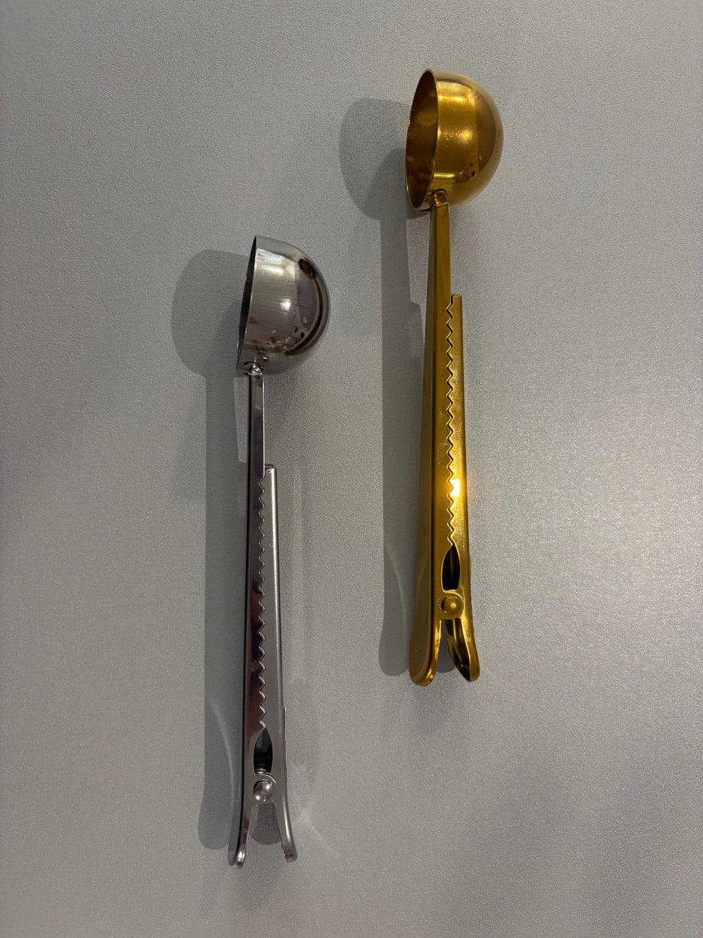 Pince à sachet avec cuillère doseuse