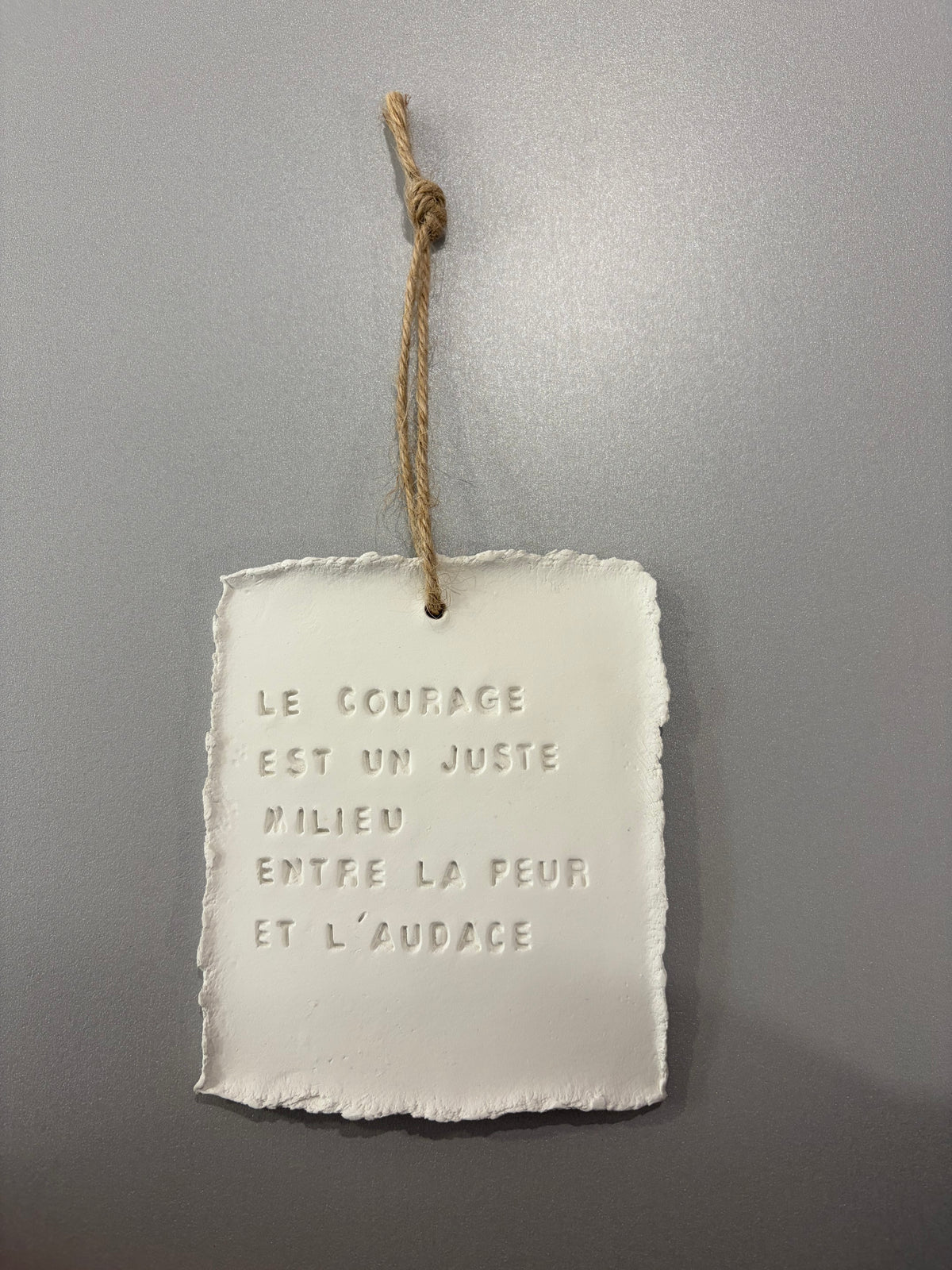 Plaque décorative « Le courage est le juste milieu entre la peur et l’audace » - à suspendre ou à poser - Taille L - argile