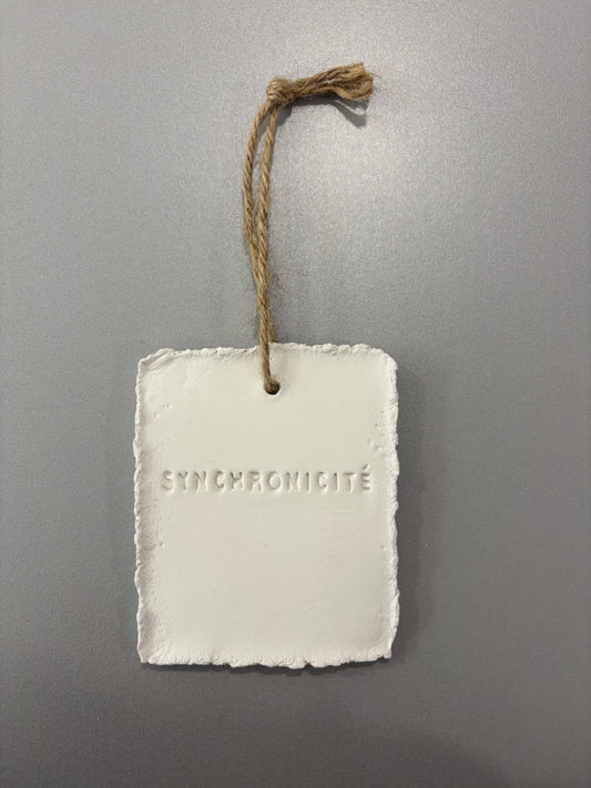 Plaque décorative « Synchronicité » - à suspendre ou à poser - argile - Taille S