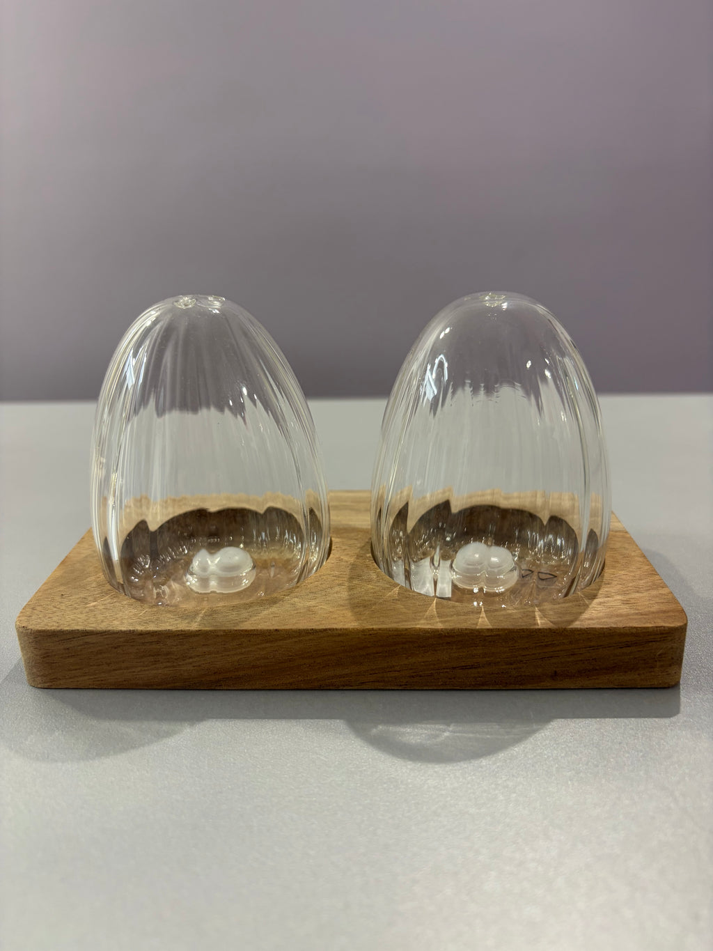 Ensemble pour sel et poivre avec plateau en bois
