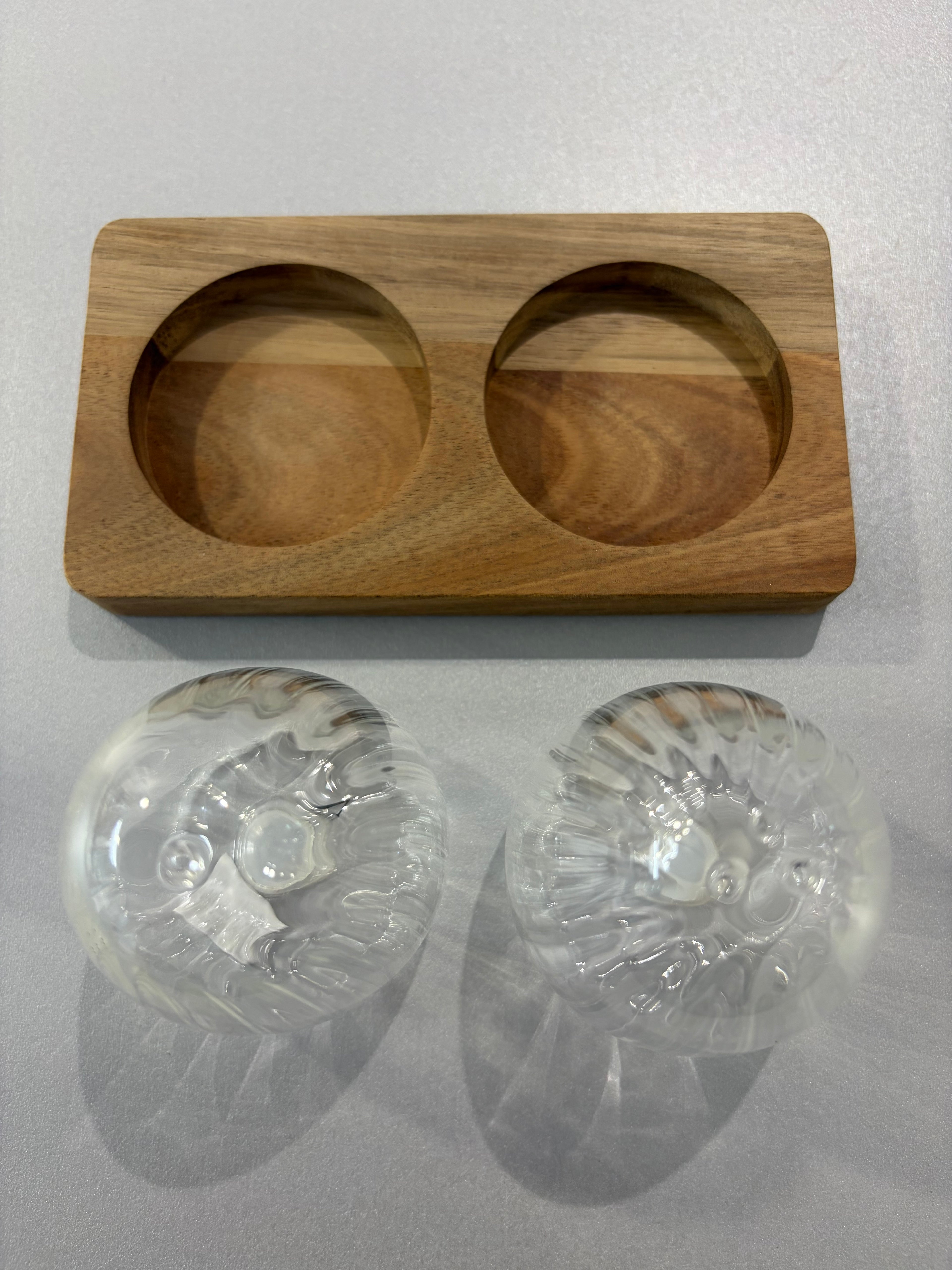 Ensemble pour sel et poivre avec plateau en bois