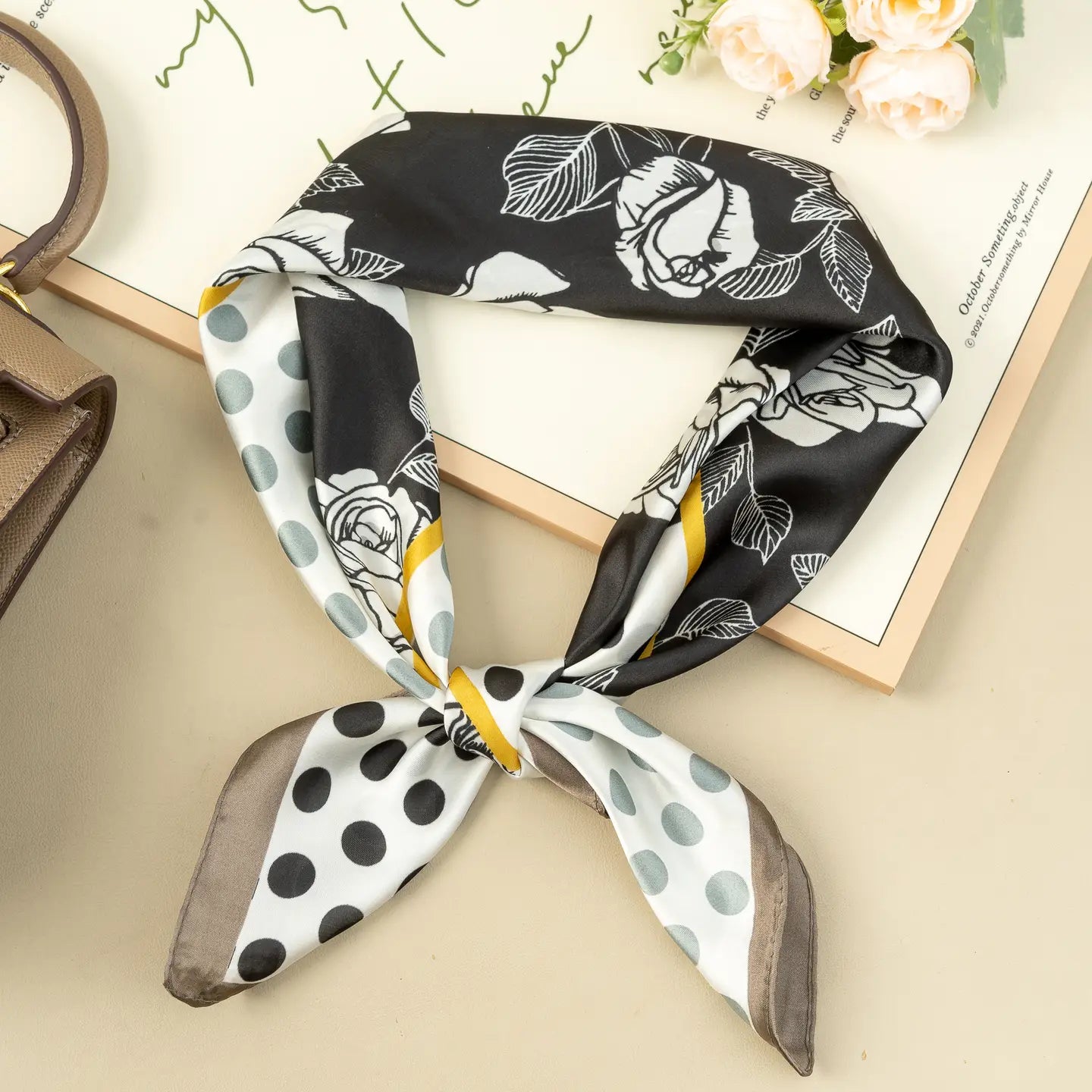 Foulard à motifs floraux et pois