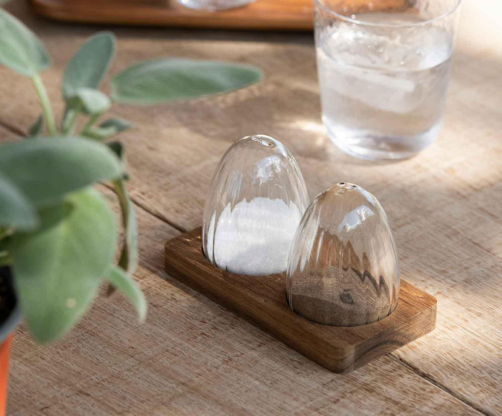 Ensemble pour sel et poivre avec plateau en bois