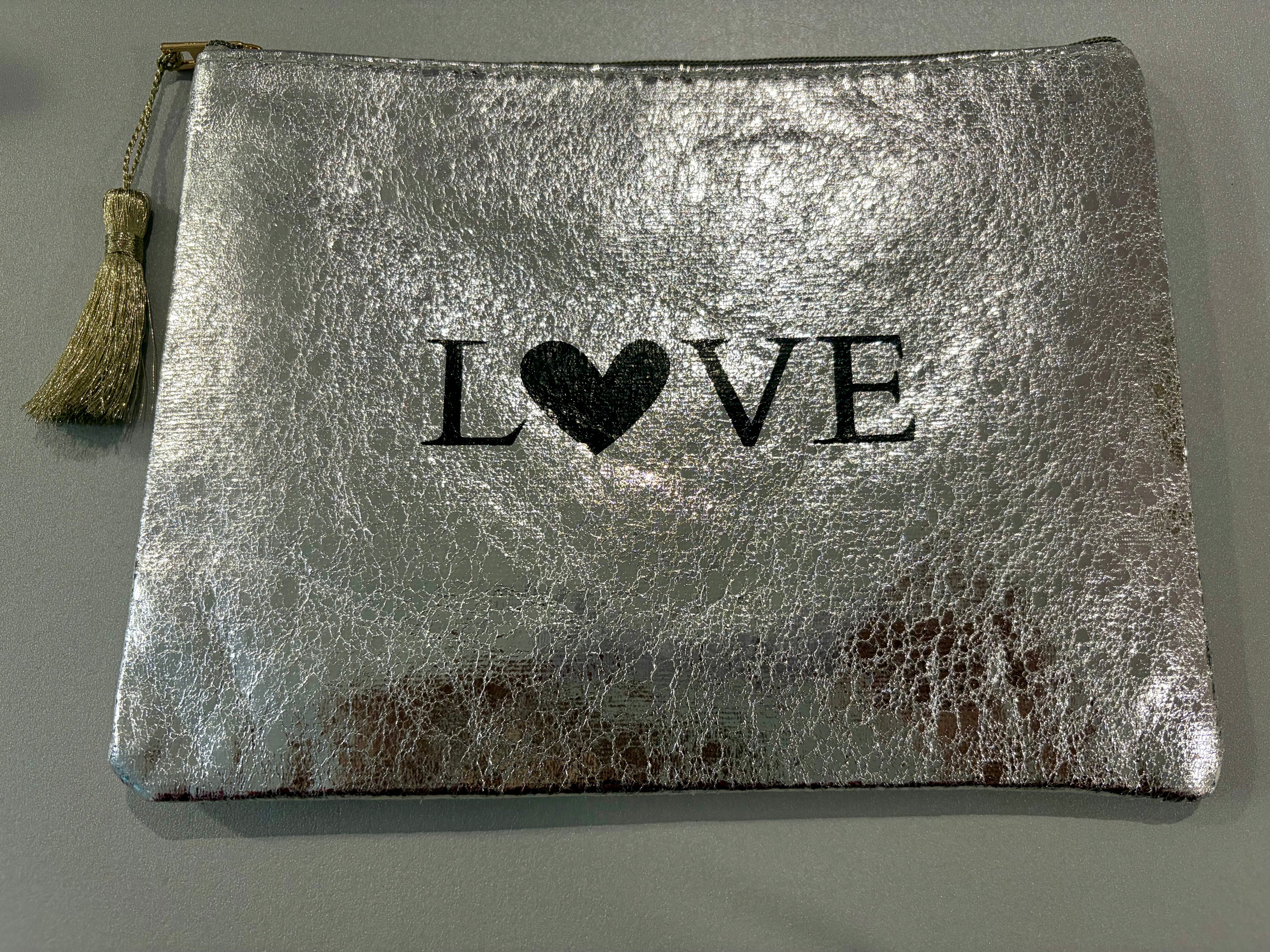 Pochette « Love » effet métallisé - Or ou Argent