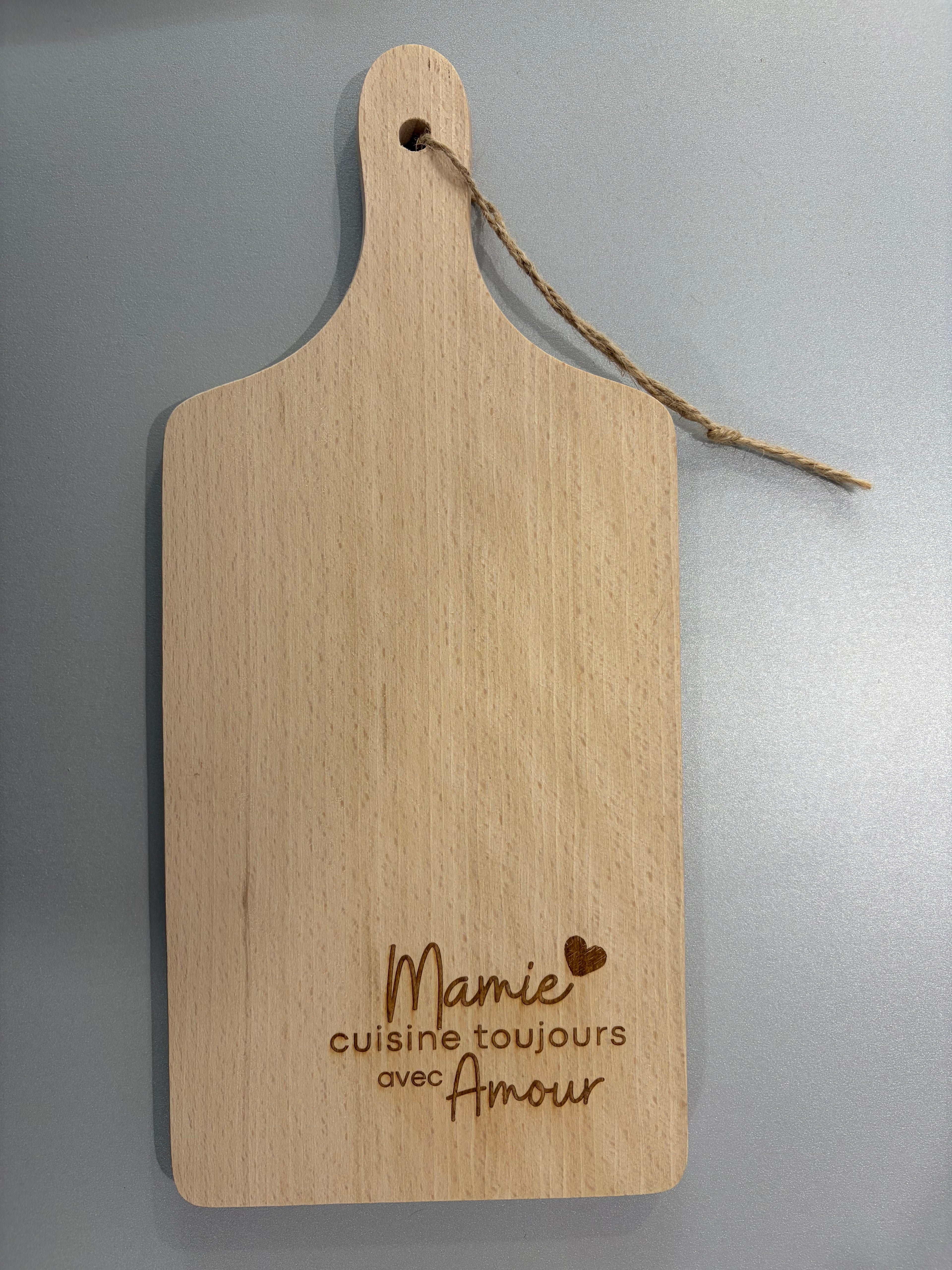 Planche à découper « Mamie cuisine toujours avec amour ♥️ »