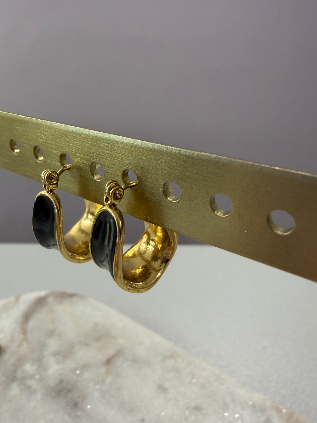 Petite créoles émaillée (noire)