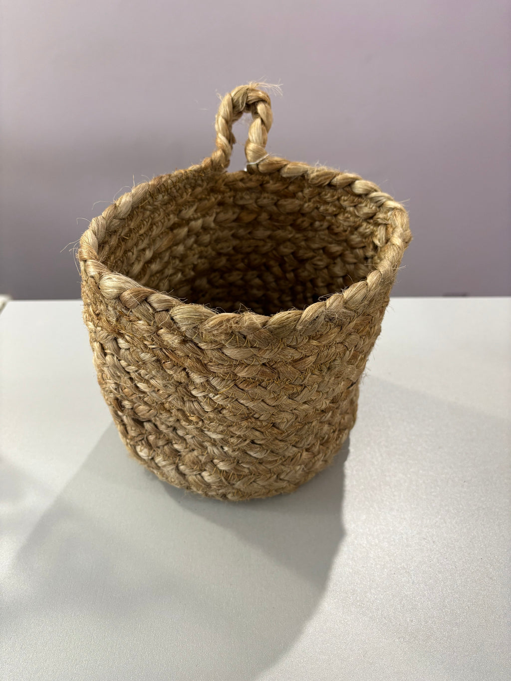 Petit panier en jute - à poser ou à suspendre